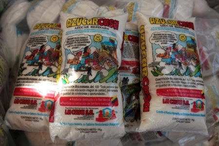 Cada vez que llega azúcar regulada a locales de la capital mirandina es sinónimo de descomunales colas de compradores. La situación no es casual. archivo