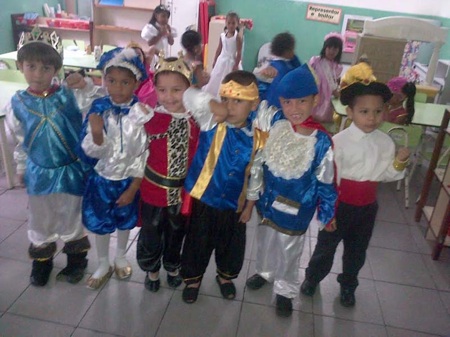 Principes, reinas, personajes populares, payasitas, negritas, merengues caraqueños, burriquitas, y hasta servidores públicos fueron el atractivo del desfile