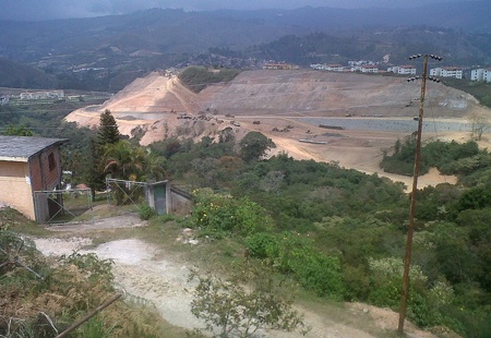 Residentes de El Guamito aseguran que no se hizo una verdadera planificación para el proyecto de la Autopista Sur de Los Teques y están improvisando Y dañando todo lo que encuentran a su paso
