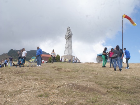 Poses para retratarse junto a la Virgen del Carmen fue el panorama