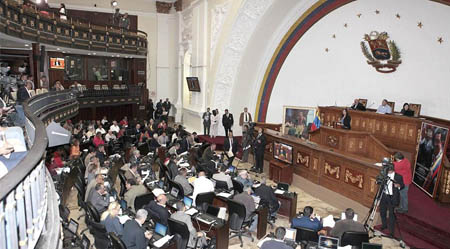 La Asamblea Nacional (AN) aprobó en una sesión extraordinaria dominical, el proyecto de Ley Habilitante, solicitada por el presidente del país, Nicolás Maduro