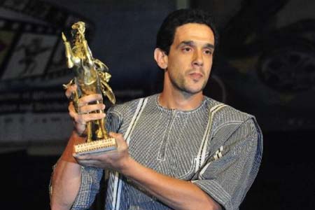 Hicham Ayuch recibió el Semental de Oro de Yennenga, que corona el mejor largometraje, de manos del presidente burkinabés, Michel Kafando, ante unos 4.000 asistentes a la ceremonia