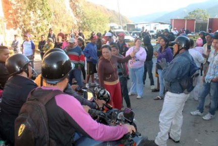 Vecinos de barrio Nuevo se apostaron la mañana de este lunes en la carretera vieja Caracas-Los Teques como medida de protesta por los siete años que tienen con fallas en el servicio de agua potable. El tránsito vehicular se vio fuertemente afectado por varias horas.