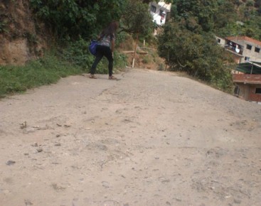 No cuentan con transporte, cloacas, espacios deportivos y las solitarias calles, producto de la delincuencia, están intransitables
