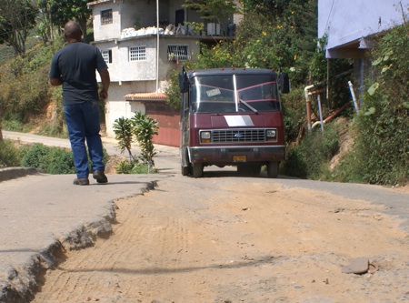 El pavimentado, más que una prioridad ya es una necesidad en el sector, pues las calles se están cayendo
