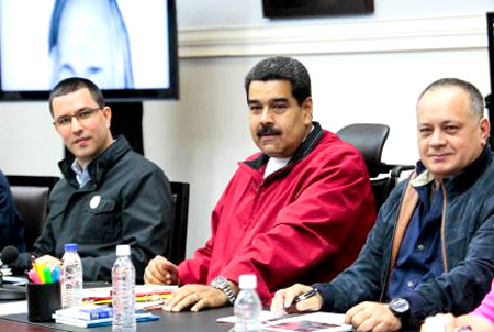 En la reunión se encuentra el gabinete ministerial, junto al presidente de la Asamblea Nacional (AN), Diosdado Cabello, y el alcalde del municipio Libertador, Jorge Rodríguez
