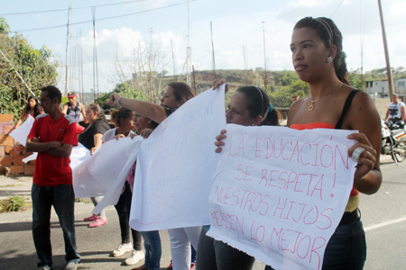 Al menos 30 madres se apostaron en la calle principal del sector Las Dalias de Lagunetica para protestar por los presuntos traslados de sus hijos a otros planteles educativos lejanos a sus hogares, puesto que la Unidad Educativa Juan Bautista Arismendi será demolida.