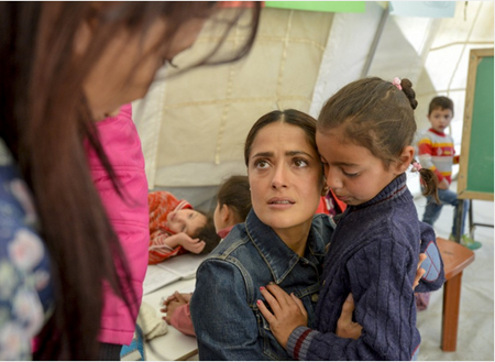 La actriz mexicana, Salma Hayek, ha aprovechado su viaje al Líbano, donde promociona su película “El profeta”, para visitar a los refugiados sirio
