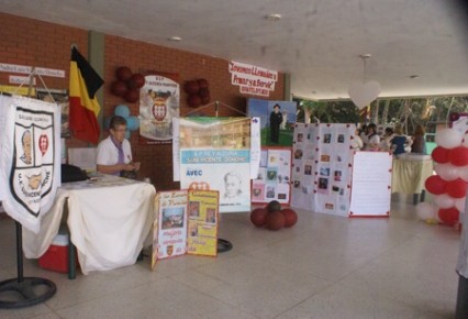 Compartiendo experiencias, más de 400 alumnos a través de sus stand expusieron la importancia e historia de los nombres y patronos que llevan sus colegios