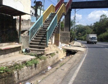 Tienen problemas con las aguas servidas, todos los desagües están tapados de basura y escombros, y las caminerías cuando llueve se vuelven ríos e inundan algunas viviendas de la zona