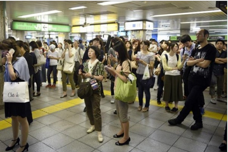 Más de diez personas resultaron heridas por el terremoto de 8,1 grados Richter que golpeó Japón este sábado, el segundo mayor desde 1885 en el país asiático
