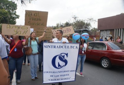 Protestaron en plena Av. Bicentenaria exigiendo además adecuación del HCM y denunciando fraude sindical, llamaron a profesores y todo el personal de la universidad a unirse a esta lucha