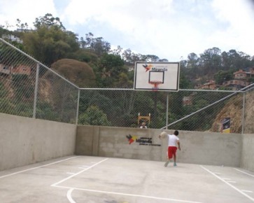 Estrenan mini cancha, parque biosaludable, pantalla, nuevas tuberías de aguas blancas, sustitución de tubos de aguas servidas y parque infantil