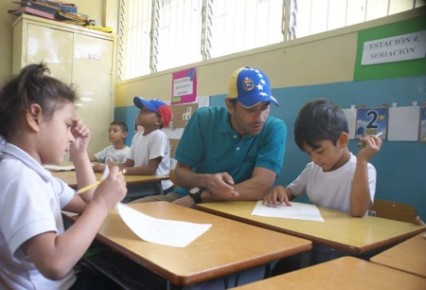 El Gobernador de Miranda recorrió todas las estaciones con los alumnos de la escuela piloto Francisco de Miranda de Carrizal