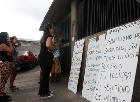 Protestaron por varias horas frente al albergue