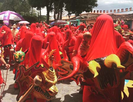 La diablada llenó de colorido las calles yarenses