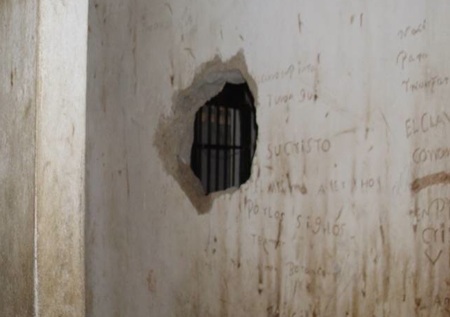 Boquete en pared de calabozos