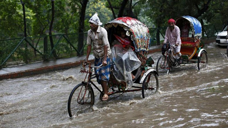 Al menos 17 personas han fallecido y unas 100.000 se han visto afectadas en el sureste de Bangladesh a causa de corrimientos de tierra e inundaciones CORT. EFE