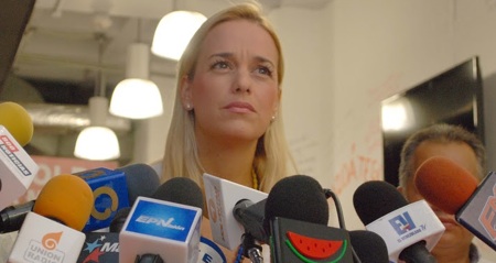 “Amnistía más reconciliación lo que va traer en Venezuela es paz, hoy queremos paz para Venezuela“, dijo Tintori a los periodistas desde la sede del Legislativo.