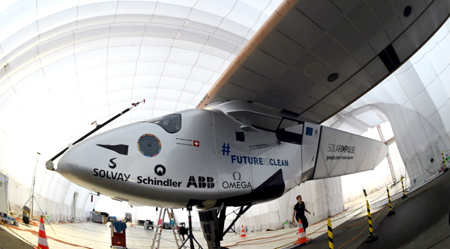 Varios técnicos han trabajado desde el miércoles para reparar el avión solar