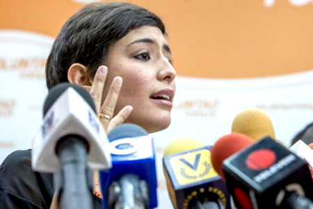 Patricia Gutiérrez, esposa del opositor venezolano preso Daniel Ceballos, informó este viernes que su marido levantó el jueves la huelga de hambre que mantenía desde el pasado 22 de mayo