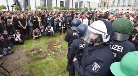 La policía desplegó a alrededor de un centenar de agentes para mantener separados a los distintos grupos de manifestantes