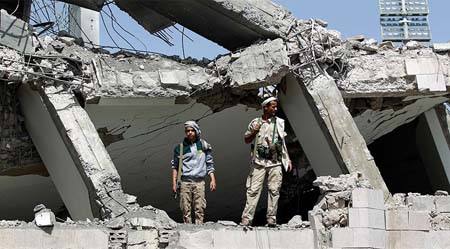 La capital yemení sufrió decenas de explosiones, provocadas por bombardeos intensos de la coalición durante la noche y de madrugada, informó un corresponsal de la AFP