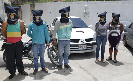 Dos mujeres formaban parte de la banda de robacarros
