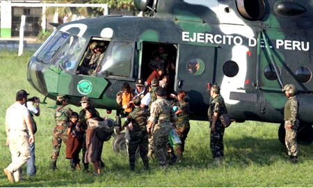 Militares peruanos liberaron a 26 menores y 13 mujeres que vivían en un campamento de Sendero Luminoso, indicaron las autoridades el lunes