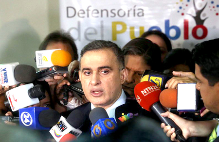 Saab indicó que hasta ahora ningún familiar de los fallecidos en el operativo ha consignando denuncias y destacó que el organismo sí ha prestado apoyo a los detenidos
