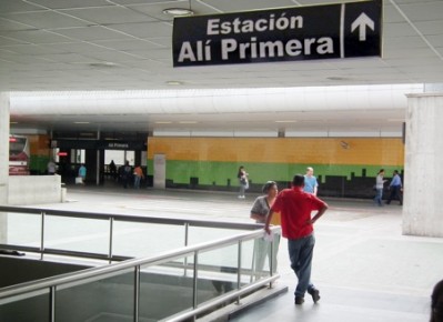 Rateros se apoderaron de las estaciones del Metro en Los Teques. archivo