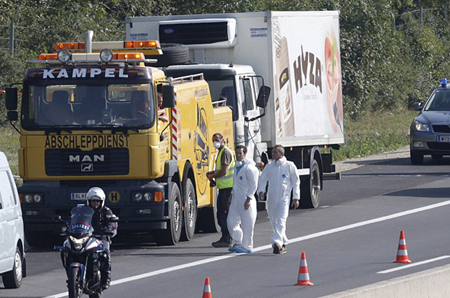 La policía austriaca encontró este jueves los cuerpos en descomposición de decenas de inmigrantes en un camión en Austria AGENCIAS