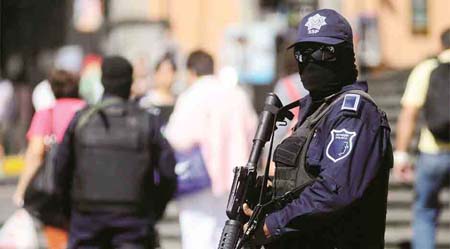 Testigos presenciales refieren que un comando integrado por cinco personas con armas de alto poder se dirigieron directamente contra estas personas y dispararon en su contra