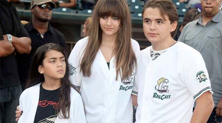Los tres hijos de Michael permanecen al cuidado de la madre del cantante, Katherine (85), cuya mansión Hayvenhurst fue renovada, con un coste total de 513.000 dólares