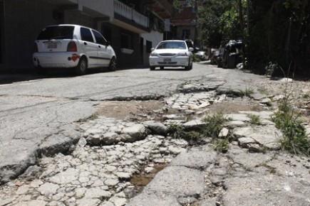 “No hay suministro de agua por tuberías y cuando llega sale sucia y hedionda”
