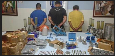 El alijo incluye 14.000 fulminantes de fabricación estadounidense, 1.800 vainas calibre 10 milímetros, 3 cuñetes de pólvora con peso aproximado de 60 kilos y otros equipos