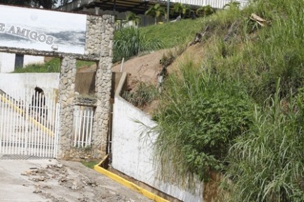 Muro de la entrada en el Club Centro de Amigos se derrumbó parcialmente