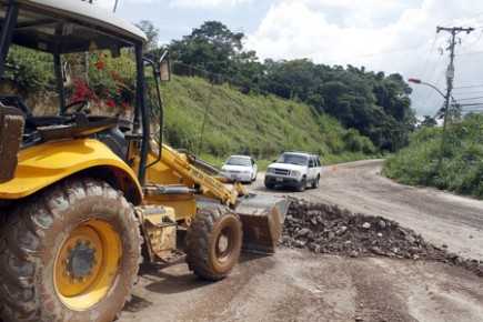 Fue necesario el uso de maquinaria pesada para remover los escombros de la vía