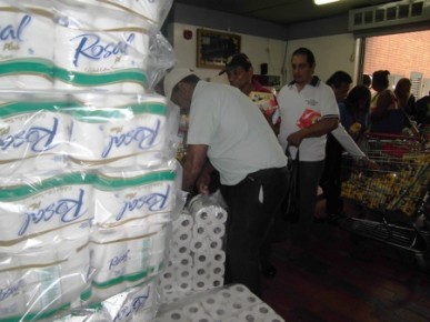 Vendieron un paquete de papel higiénico por persona