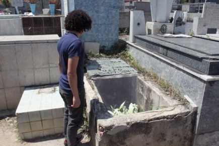 La profanación de tumbas está presente