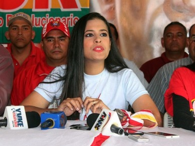 La candidata instó al pueblo chavista a acercarse a los puntos rojos para firmar por la paz