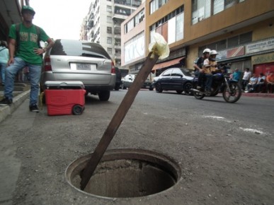 La alcantarilla representa un peligro para peatones y conductores