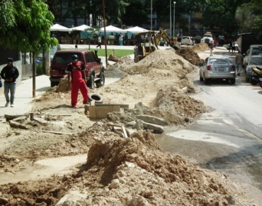 Debido a los trabajos en la calle solo hay un canal habilitado para la circulación de los vehículos