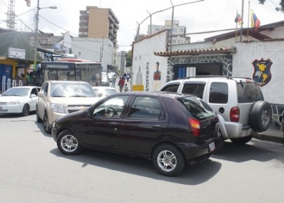 Choferes se estacionan en la entrada del colegio, causando insoportables trancas en el sector
