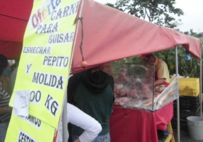 Bajo la lluvia dominical los clientes tequeños hicieron su cola para adquirir carne