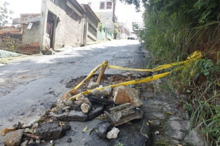 Vehículos deben hacer maromas para circular por la maltratada