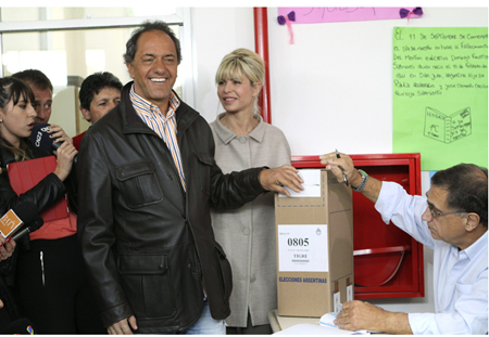 Daniel Scioli mientras ejercía su derecho al voto