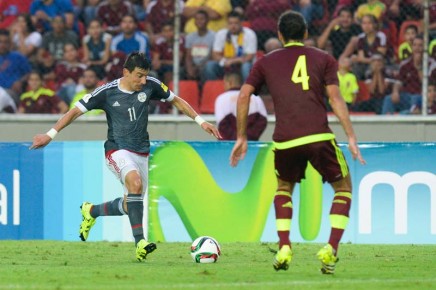 Paraguay's Edgar Benitez (L) vies for ball with Venezuela's Oswaldo Vizcarrondo--AFP PHOTO-FEDERICO PARRA