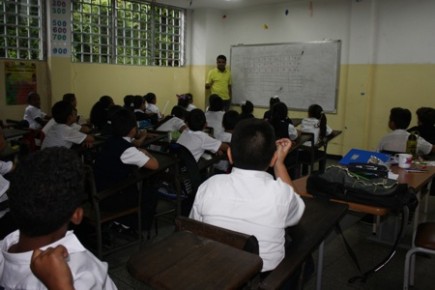 Todos los estudiantes disfrutan del Programa de Alimentación Escolar de Miranda