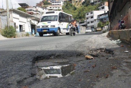 La cola por la vía hacia Lagunetica y demás comunidades se torna infernal cuando los vehículos disminuyen la velocidad para no caer bruscamente en el mega hueco